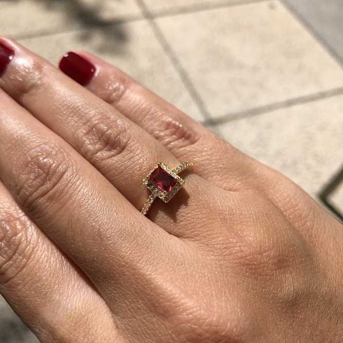 Anel Retângulo Vermelho Cravejado Cristal Dourado