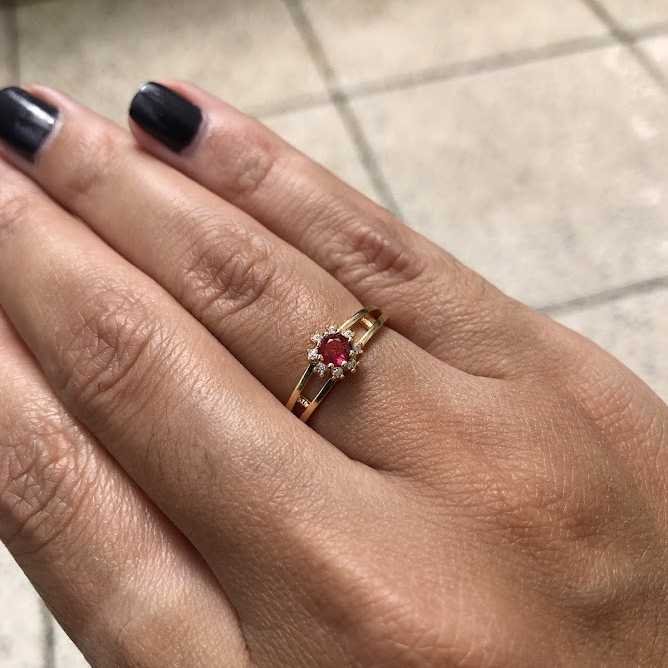 Anel Life Forms Redondo Replica Vivara Cravejado Ruby Dourado