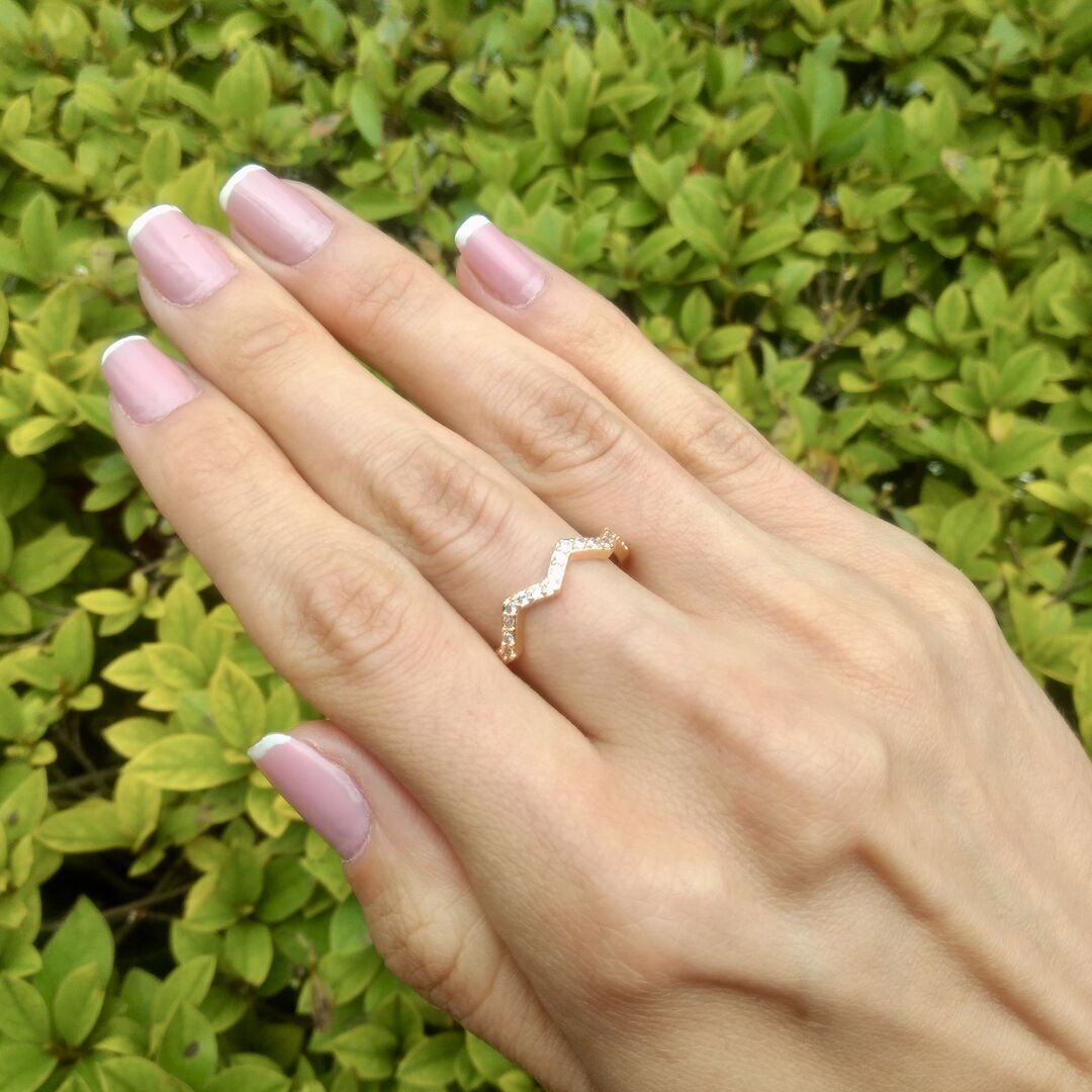 Anel Zig Zag Cravejado Cristal Dourado