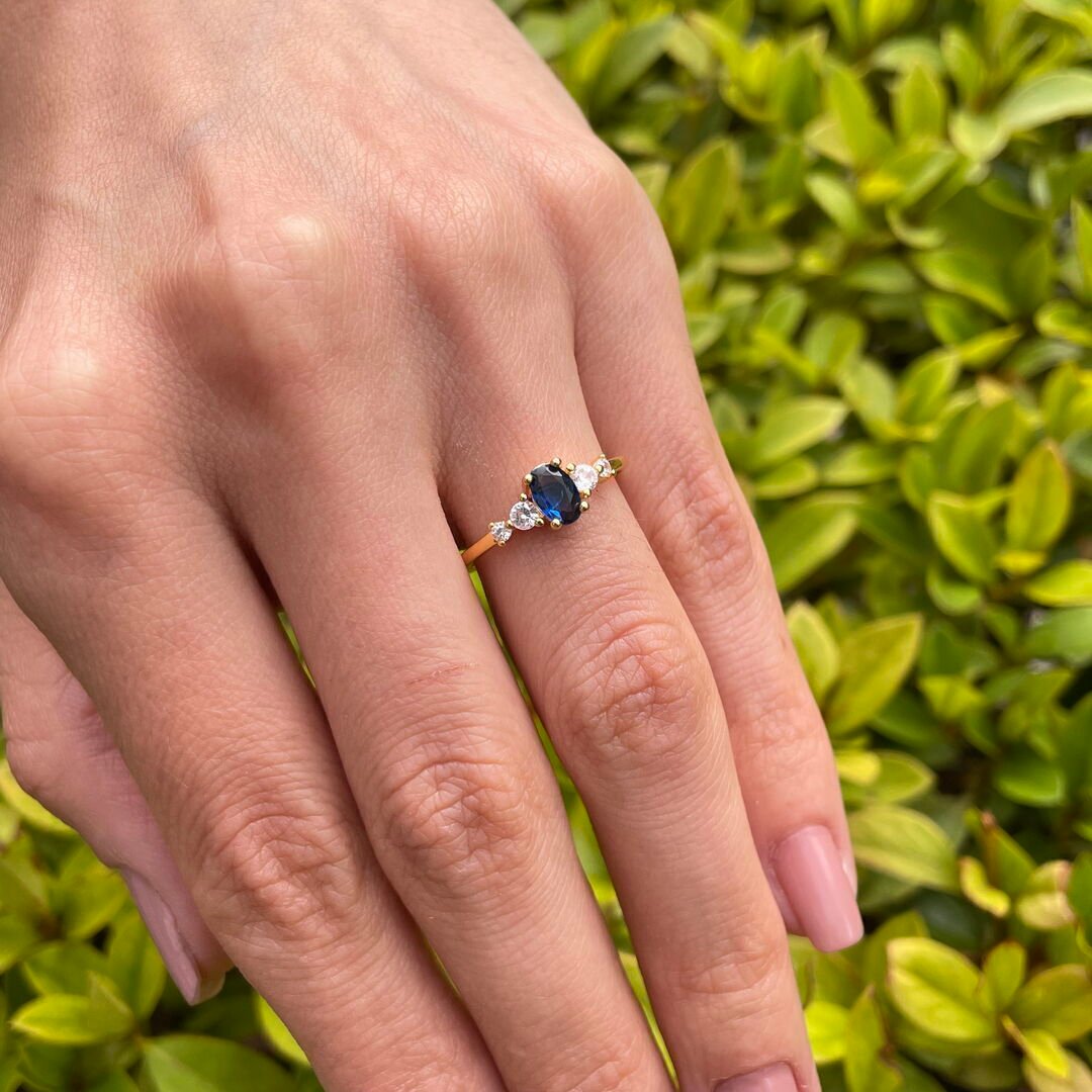 Anel Oval Azul Cravejado Cristal Dourado
