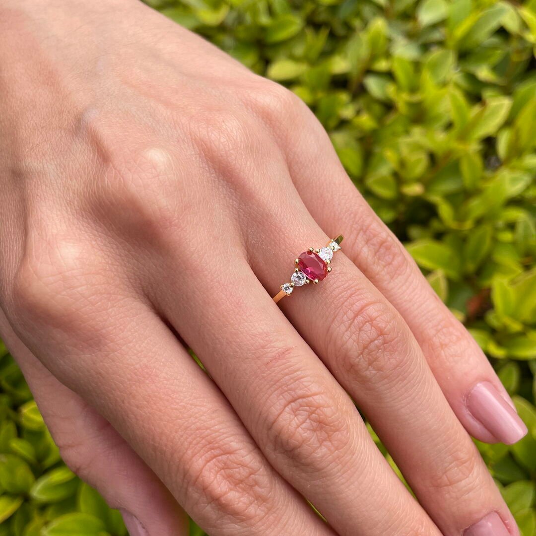 Anel Oval Ruby Cravejado Cristal Dourado