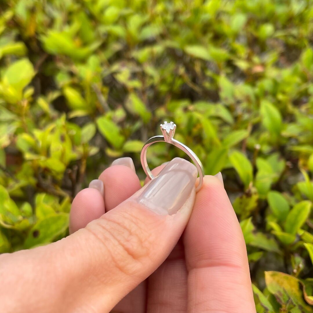 Anel Solitário Cristal Prateado