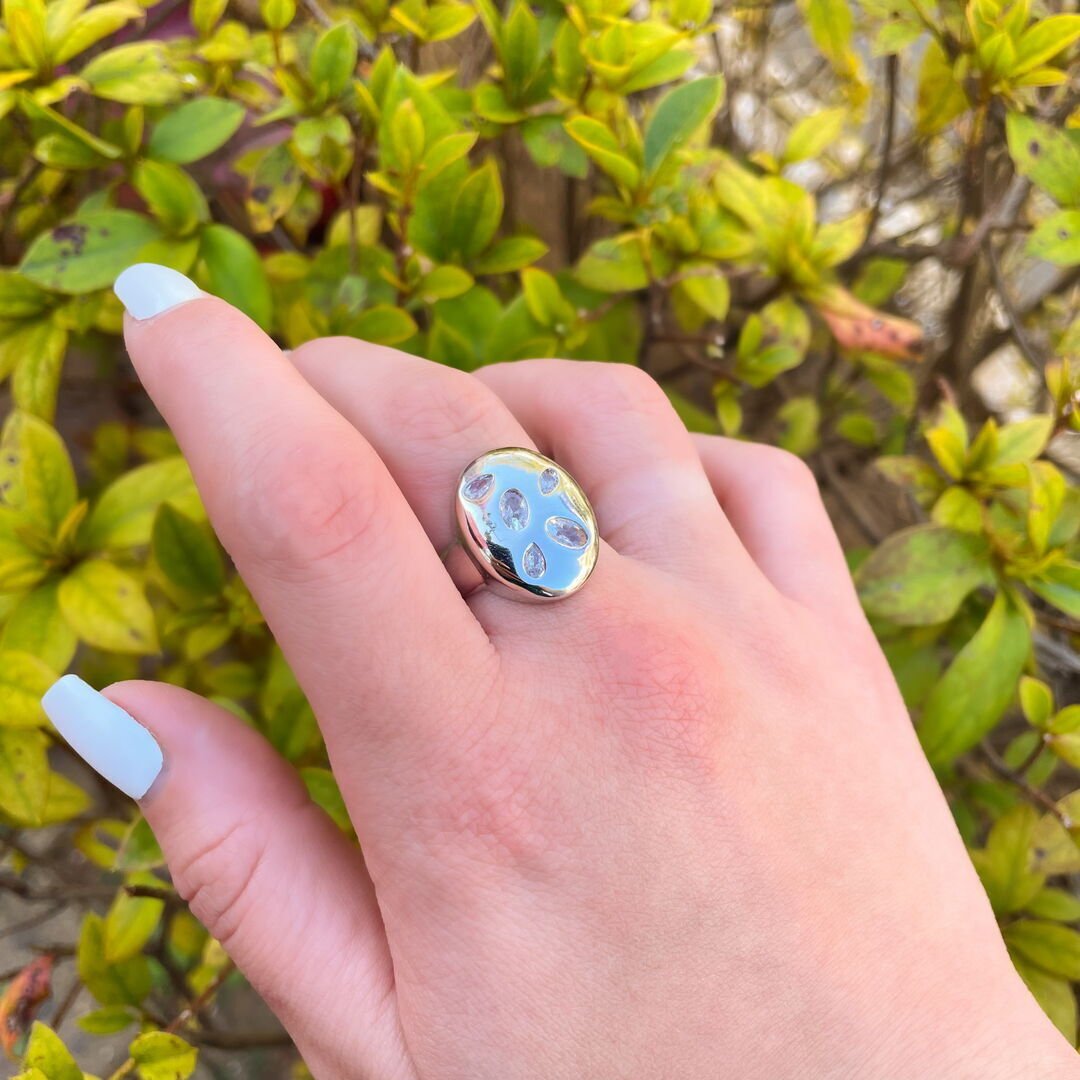 Anel Oval Zirconias Geometricas Esplendor Prateado