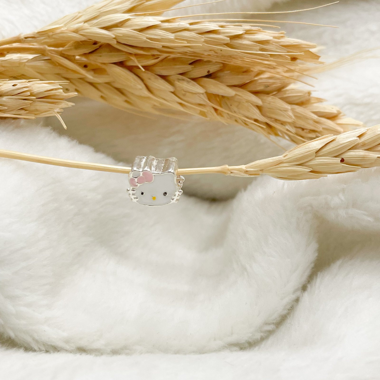Berloque Hello Kitty Passador Esmaltado Prateado