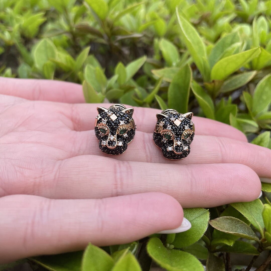 Brinco Tigre Cravejado no Negro Dourado