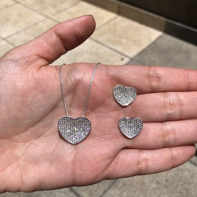 Conjunto Coração Abaulado p/ Dentro Cravejado Cristal Prateado