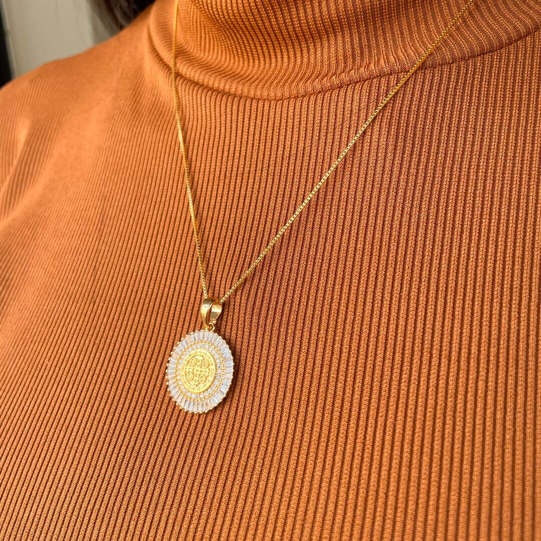 Colar de São Bento Cravejado c/ Navetes Cristal Dourado