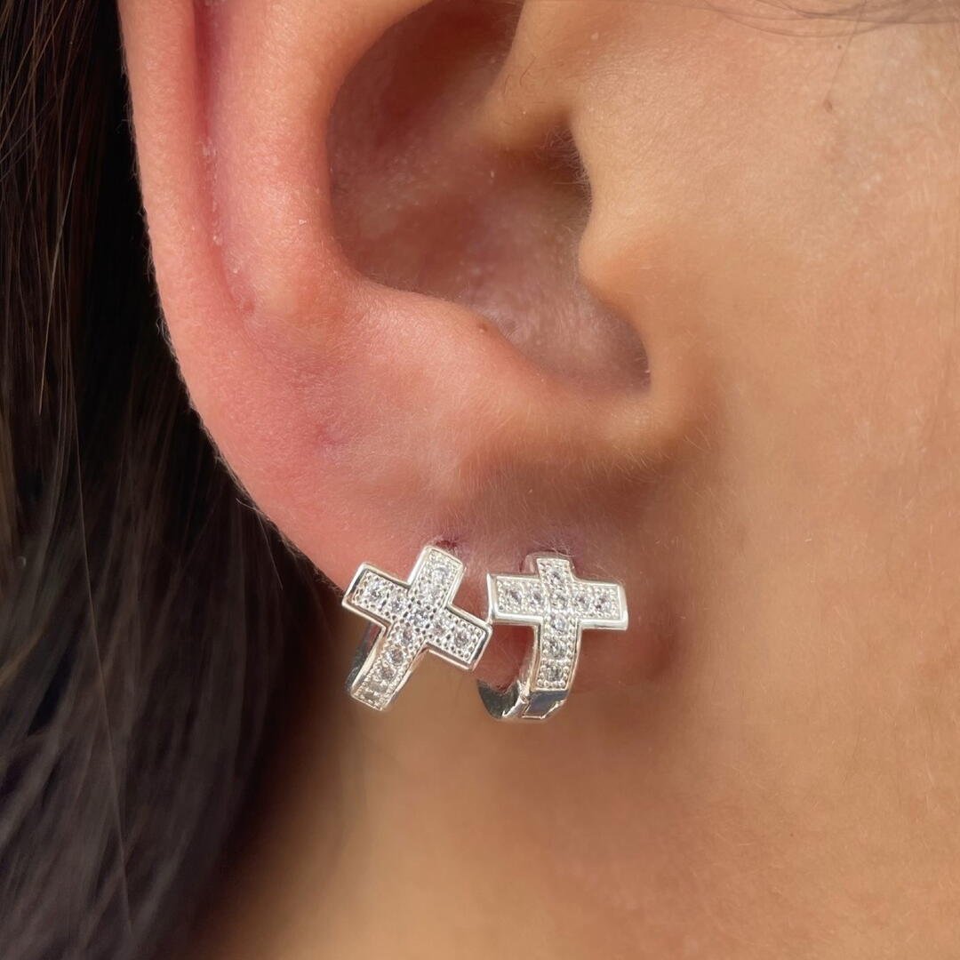 Duo Argola de Cruz Cravejada Cristal Prateado