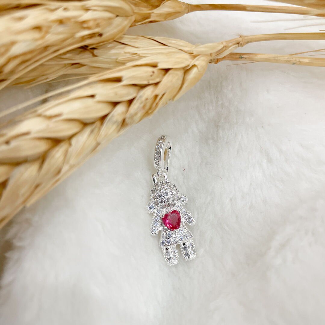 Pingente de Menina c/ Coração Rosa Cravejado Cristal Prateado