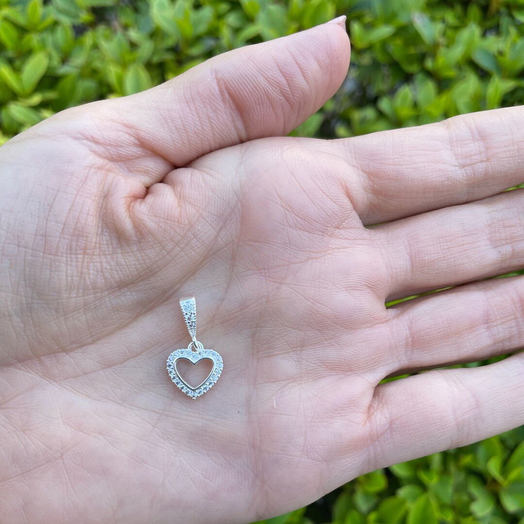 Pingente de Coração P Vazado Cravejado Cristal Prateado