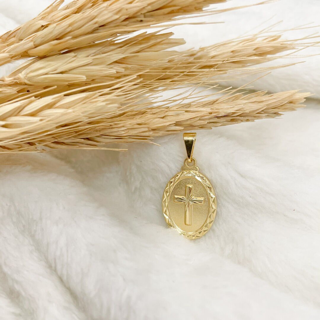 Pingente de Crucifixo Oval Diamantado Liso Dourado