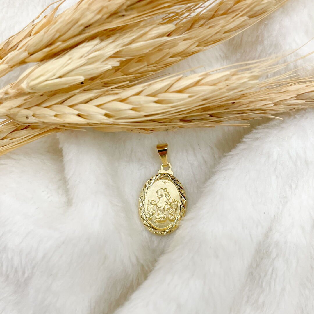 Pingente N. Senhora Desata Nós Oval Diamantado Liso Dourado