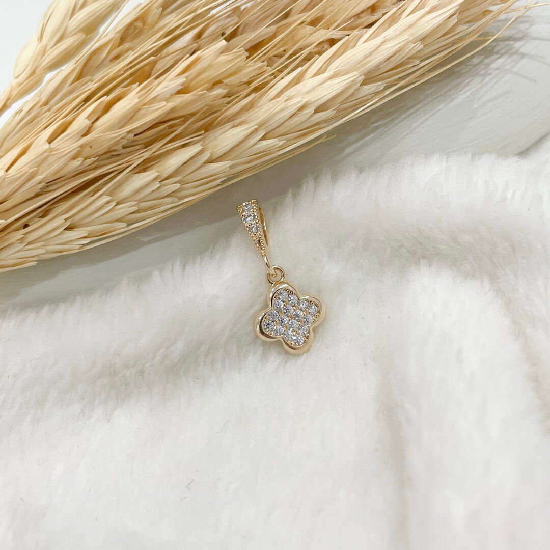 Pingente de Trevo Cravejado Cristal Dourado