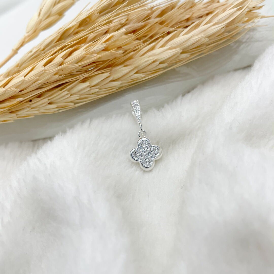 Pingente de Trevo Cravejado Cristal Prateado