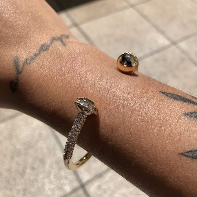 Bracelete Rígido Prego Duplo Cristal Dourado