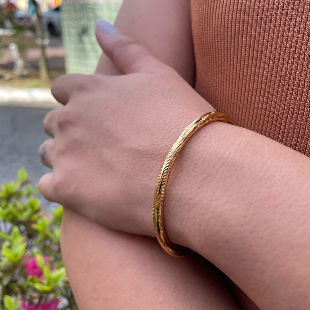 Pulseira Orgânica Ondulada Rígida Lisa Dourada