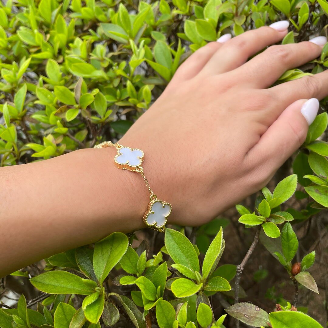 Pulseira Trevo c/ 3 Pingentes Madre Lisa Dourada