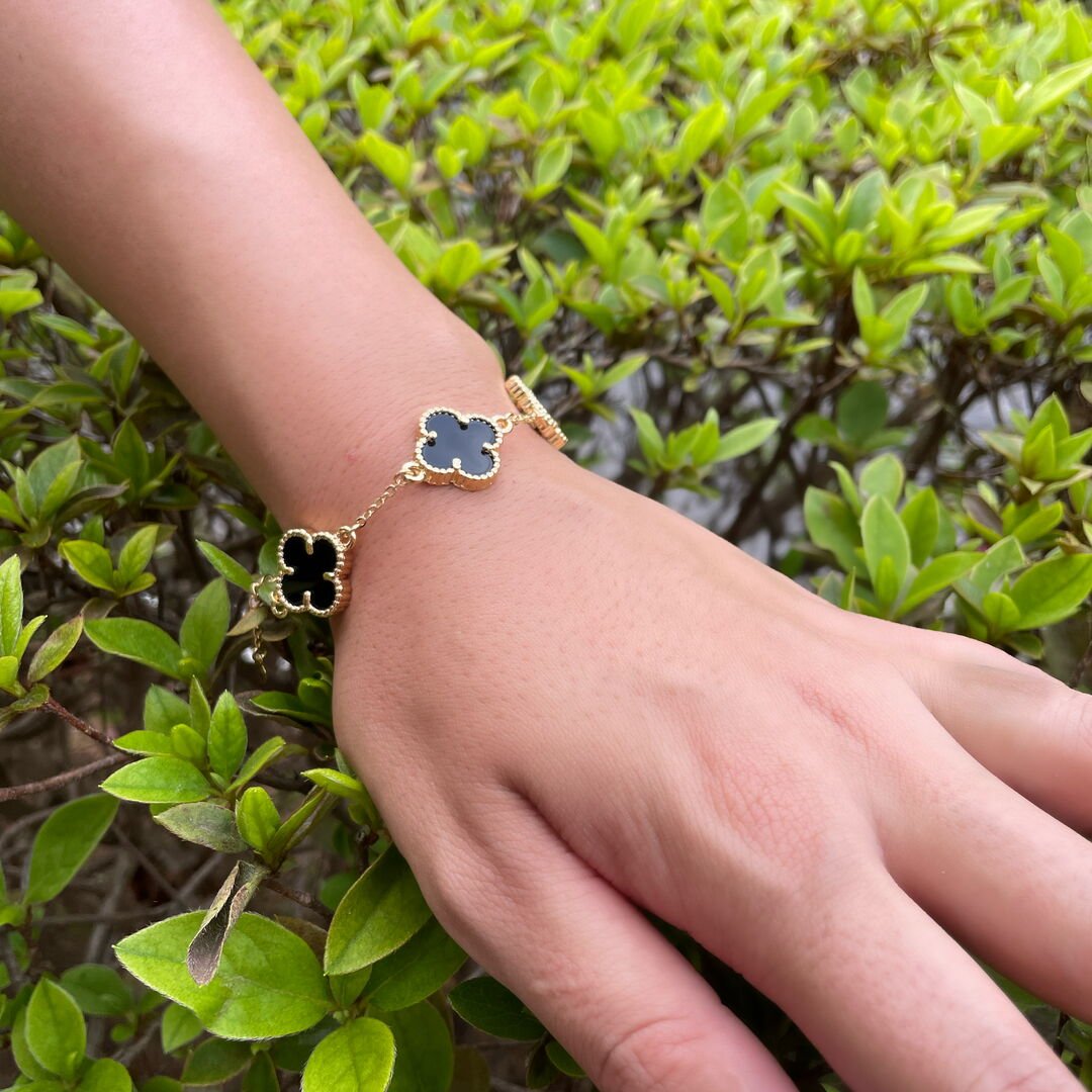 Pulseira Trevo c/ 3 Pingentes Preta Lisa Dourada