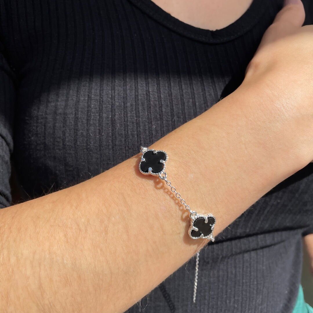 Pulseira Trevo c/ 3 Pingentes Preta Lisa Prateada