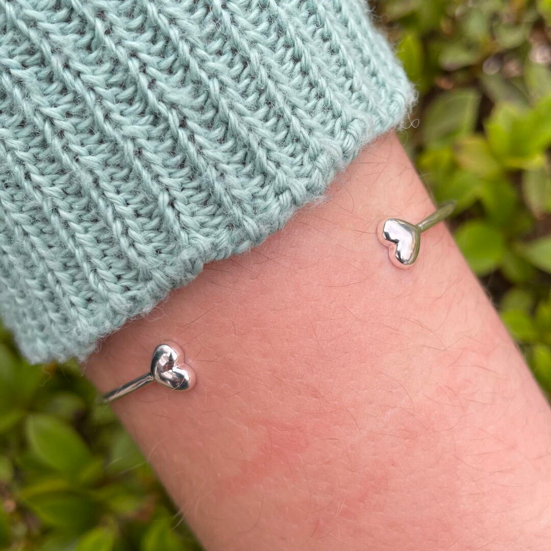 Bracelete Aberto c/ 2 Corações nas Pontas Liso Prateado