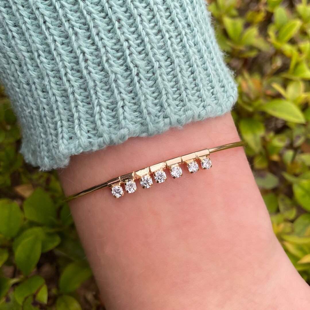 Bracelete Aberto c/ 7 Zircônias Juntas Cravejado Cristal Dourado
