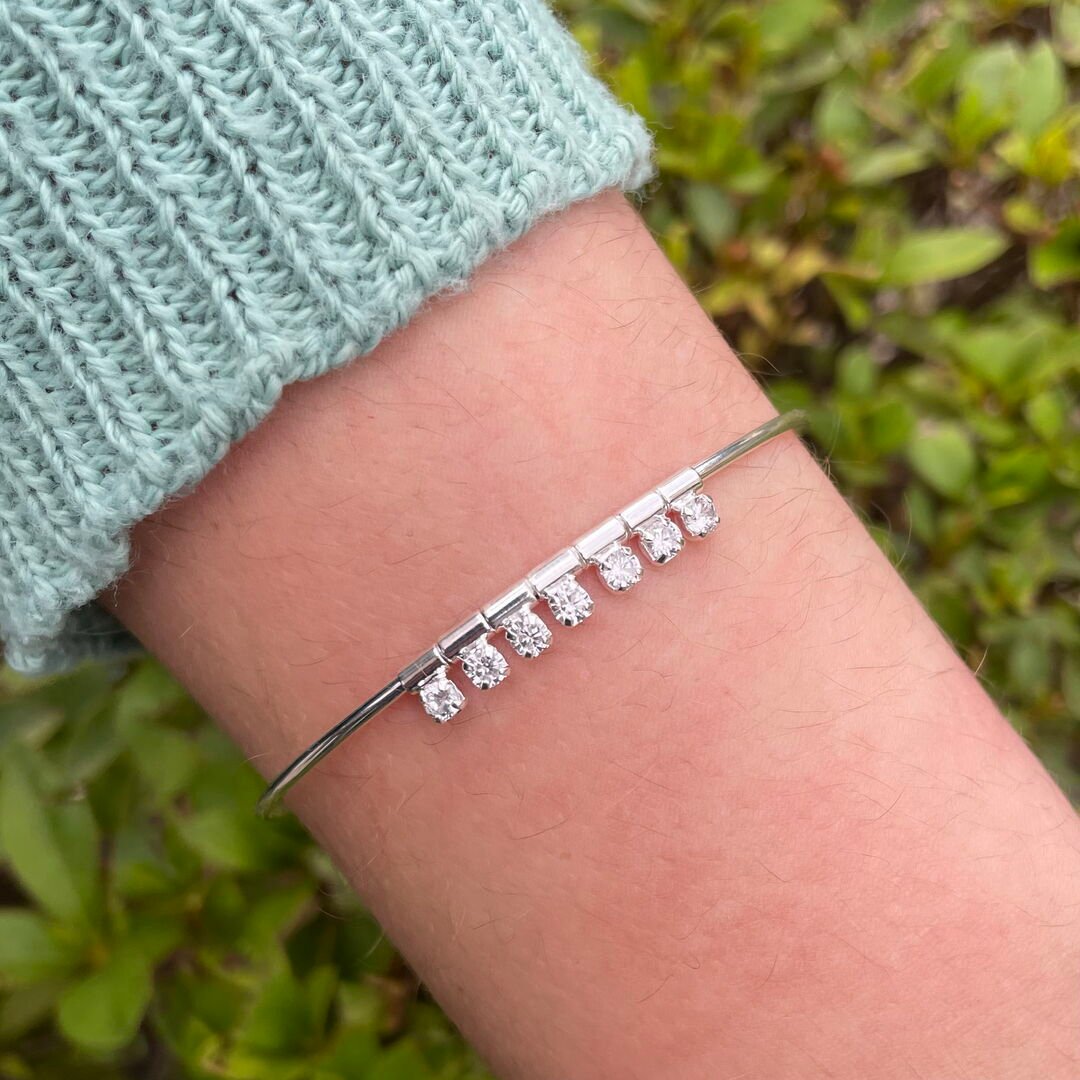Bracelete Aberto c/ 7 Zircônias Juntas Cravejado Cristal Prateado