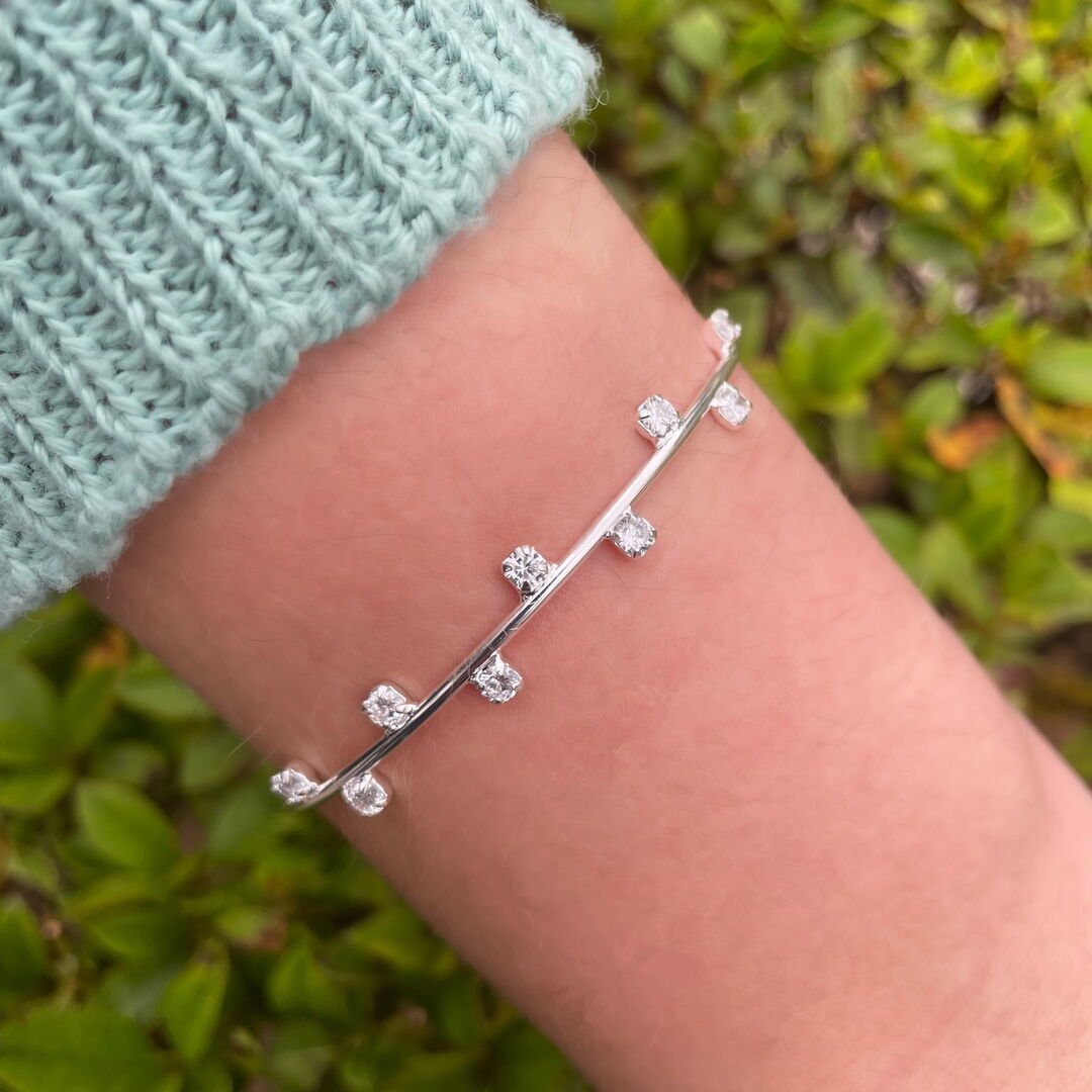 Bracelete Aberto c/ 8 Zircônias Separadas Cravejado Cristal Prateado