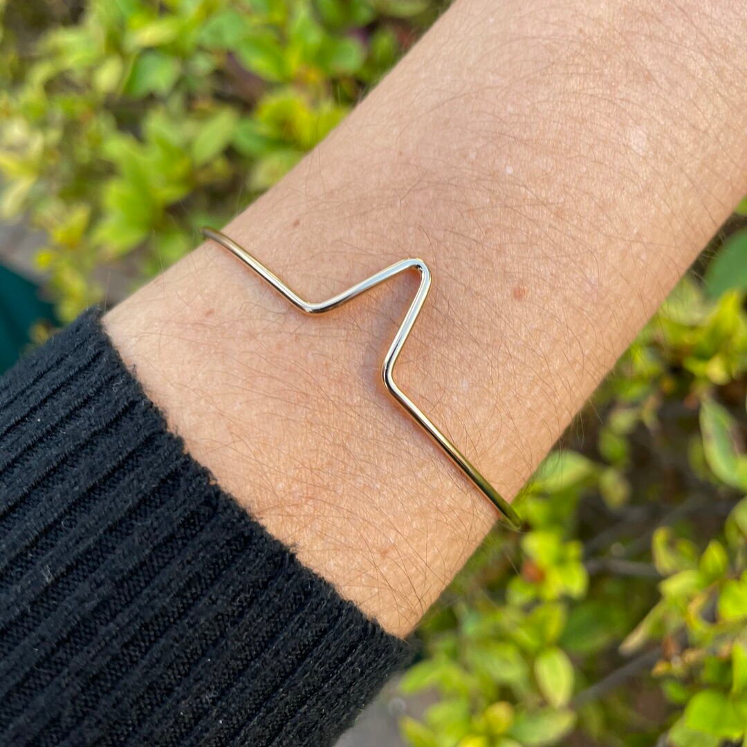 Bracelete Aberto V Liso Dourado
